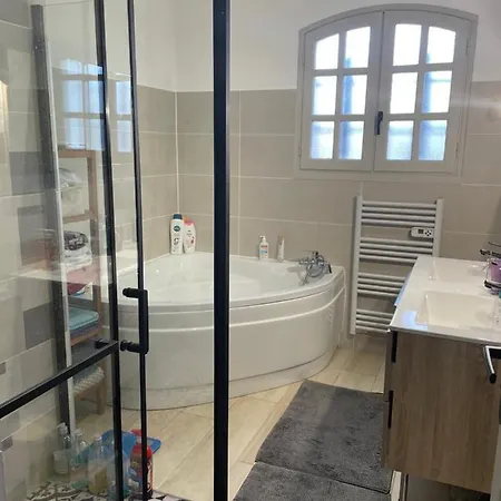 Dans Le Gard Située Entre Nîmes, Alès Et Uzès Avec Piscine Et Jacuzzi Villa