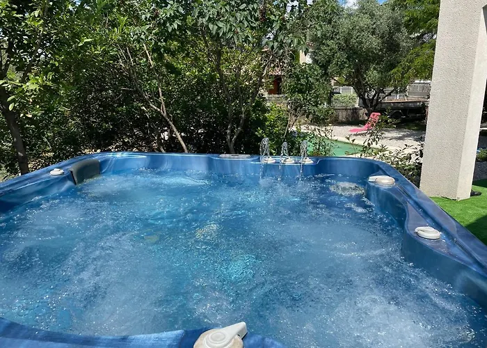 Villa Dans Le Gard Situee Entre Nimes, Ales Et Uzes Avec Piscine Et Jacuzzi *