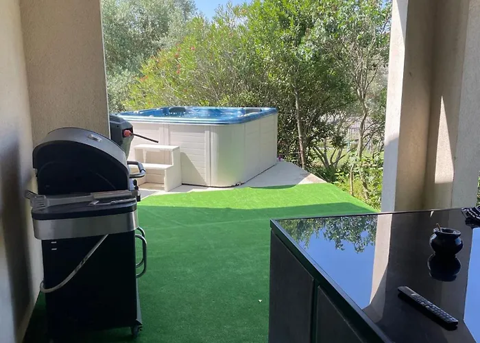 Villa Dans Le Gard Situee Entre Nimes, Ales Et Uzes Avec Piscine Et Jacuzzi